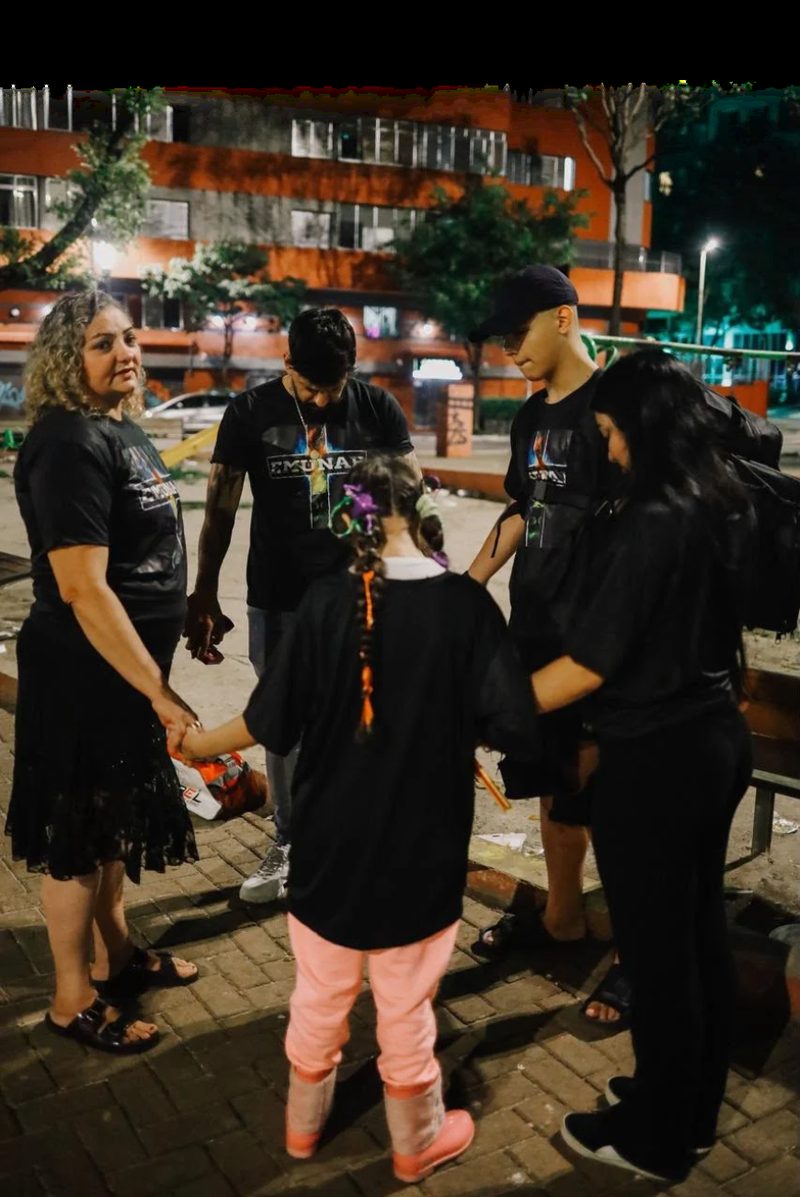 Voluntários do Projeto Emunah entregando refeições nas ruas